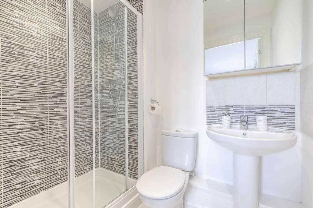 2 Bed & 2 Bath Cosy Apartment Slough- Free Parking Εξωτερικό φωτογραφία
