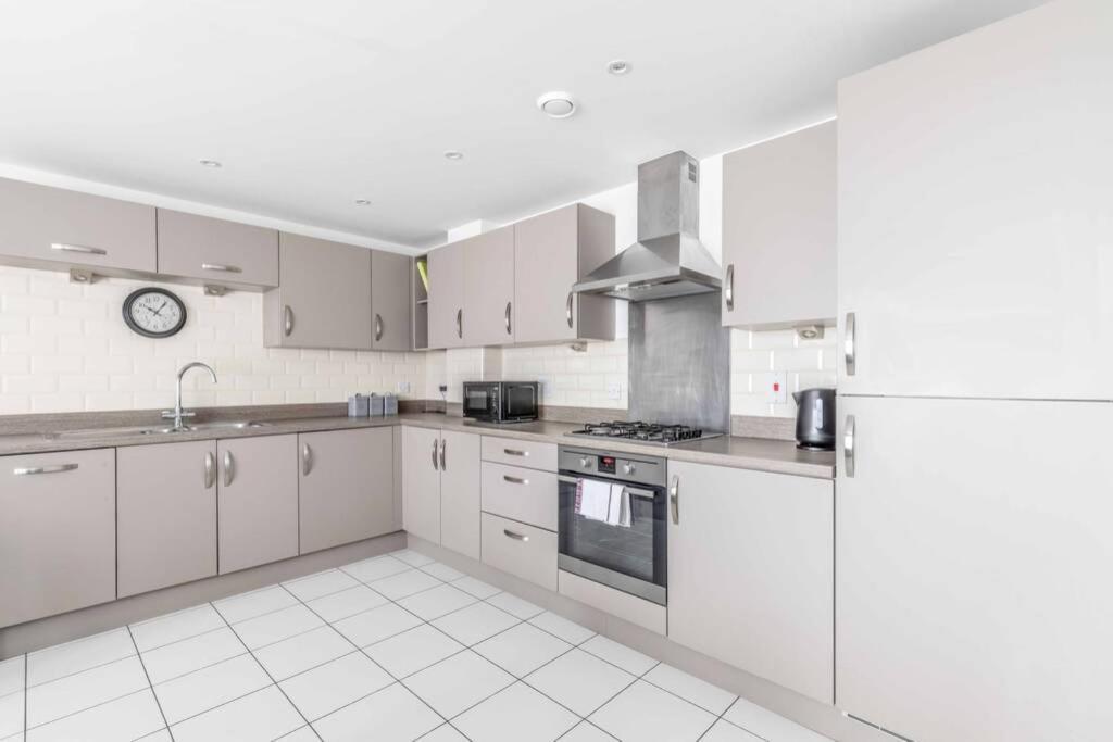 2 Bed & 2 Bath Cosy Apartment Slough- Free Parking Εξωτερικό φωτογραφία