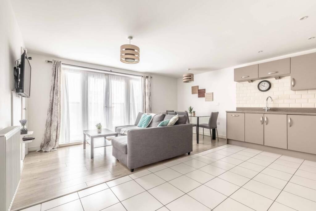 2 Bed & 2 Bath Cosy Apartment Slough- Free Parking Εξωτερικό φωτογραφία