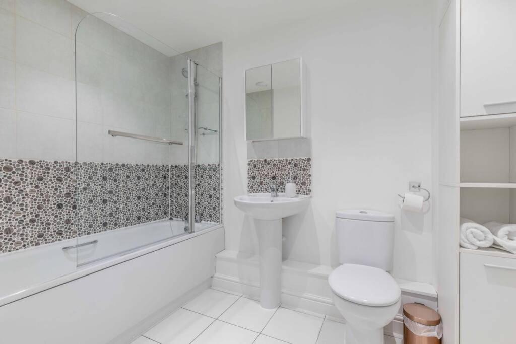 2 Bed & 2 Bath Cosy Apartment Slough- Free Parking Εξωτερικό φωτογραφία